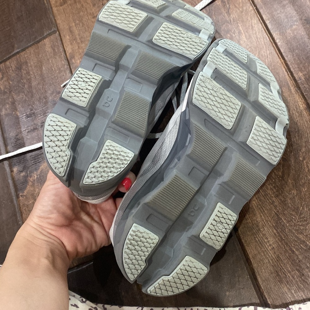 Oncloud running shoe size 7 - Picture 6 of 6